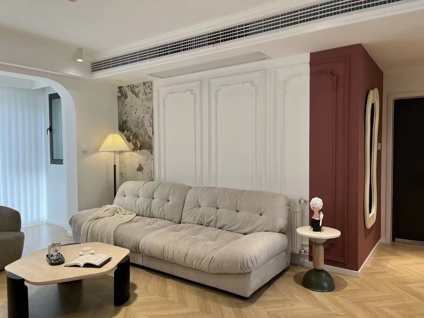 红门与白色家具搭配，展现简洁优雅的居家氛围