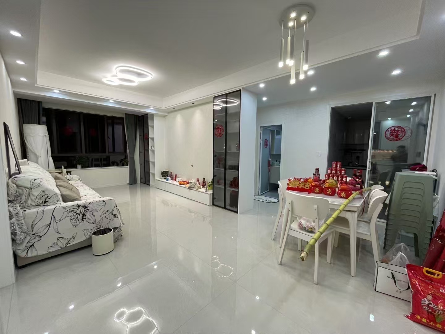 白水泥地面效果图片：打造简约自然空间的灵感